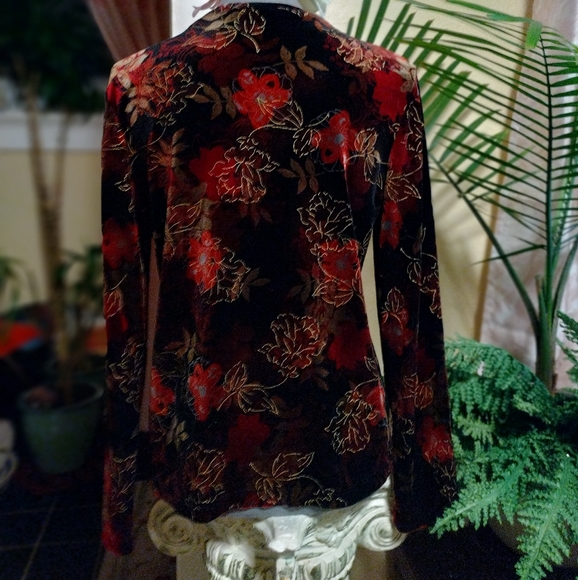 Elegant Velvet Floral Top - Picture 4 of 10
